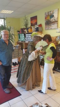 Kleiner Plausch hinter dem Fächer Kleiner Plausch hinter dem Fächer