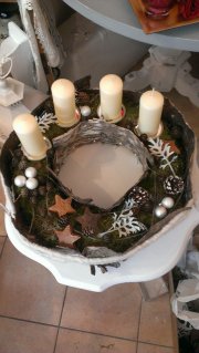 Zum Vergrößern auf das Bild klicken. Großer Adventskranz mit Birkenrinde ummantelt.