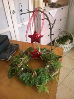 Zum Vergrößern auf das Bild klicken. Adventskranz mit schwebenden Sternen.