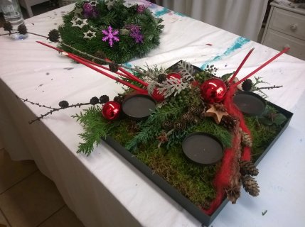 Zum Vergrößern auf das Bild klicken. Quadratischer Adventsteller asymetrisch dekoriert.