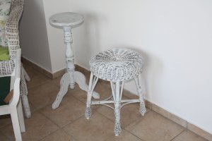 Korbhocker und Blumensäule