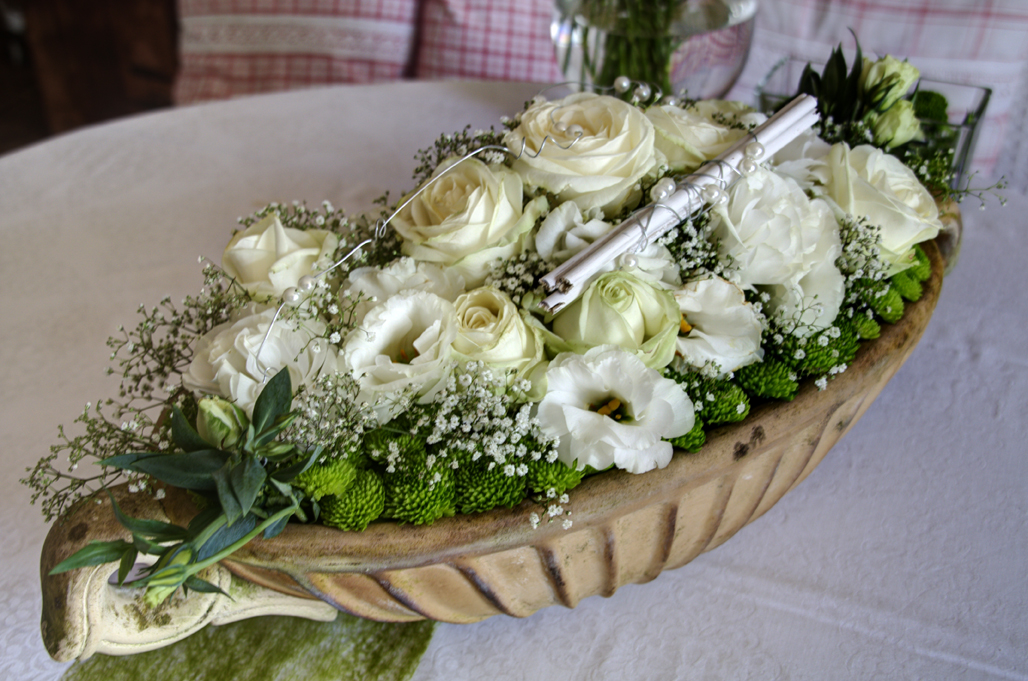Schale mit weißen Rosen
