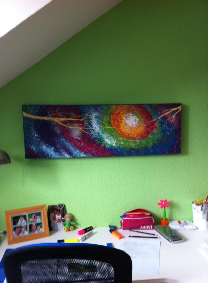 Auf die Wandfarbe abgestimmtes Gemälde.