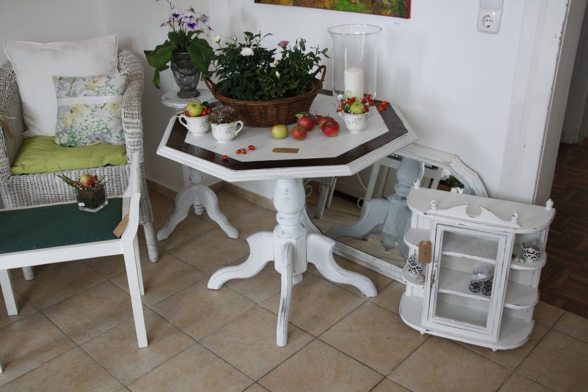 Tisch im Shabby-Chic-Stil